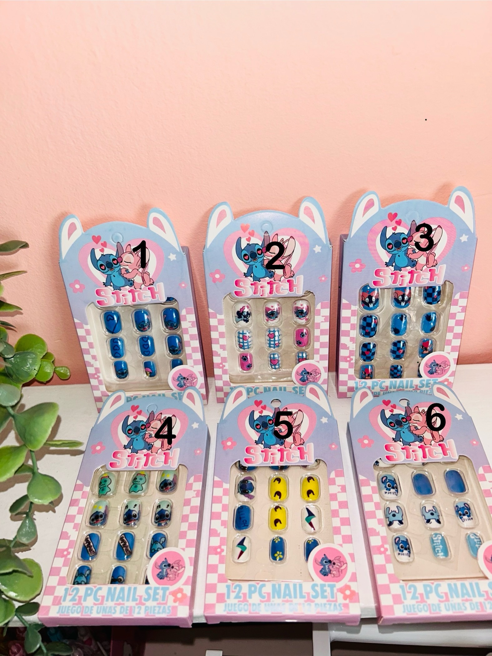 Uñas Stitch con adhesivo