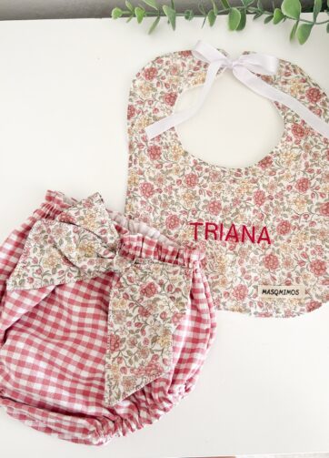 Conjunto Babero & Braguita cubre pañal Florear