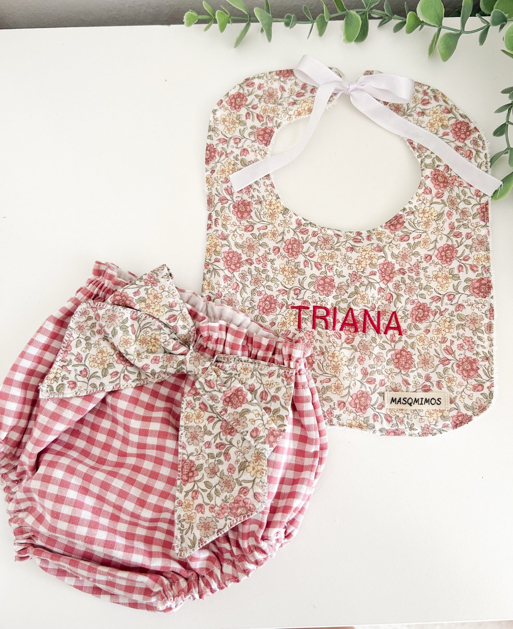 Conjunto Babero & Braguita cubre pañal Florear