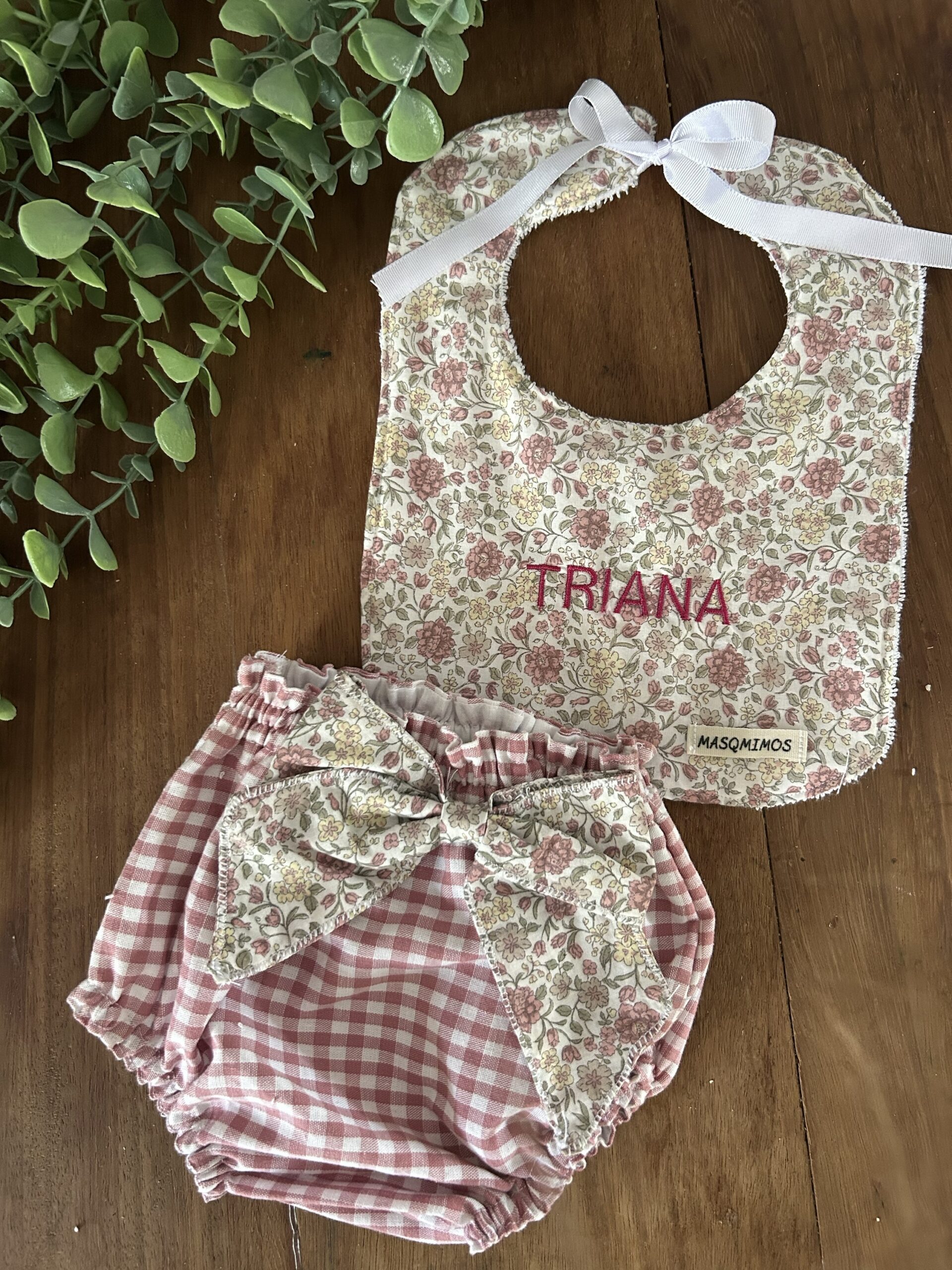 Conjunto Babero & Braguita cubre pañal Florear - Imagen 2