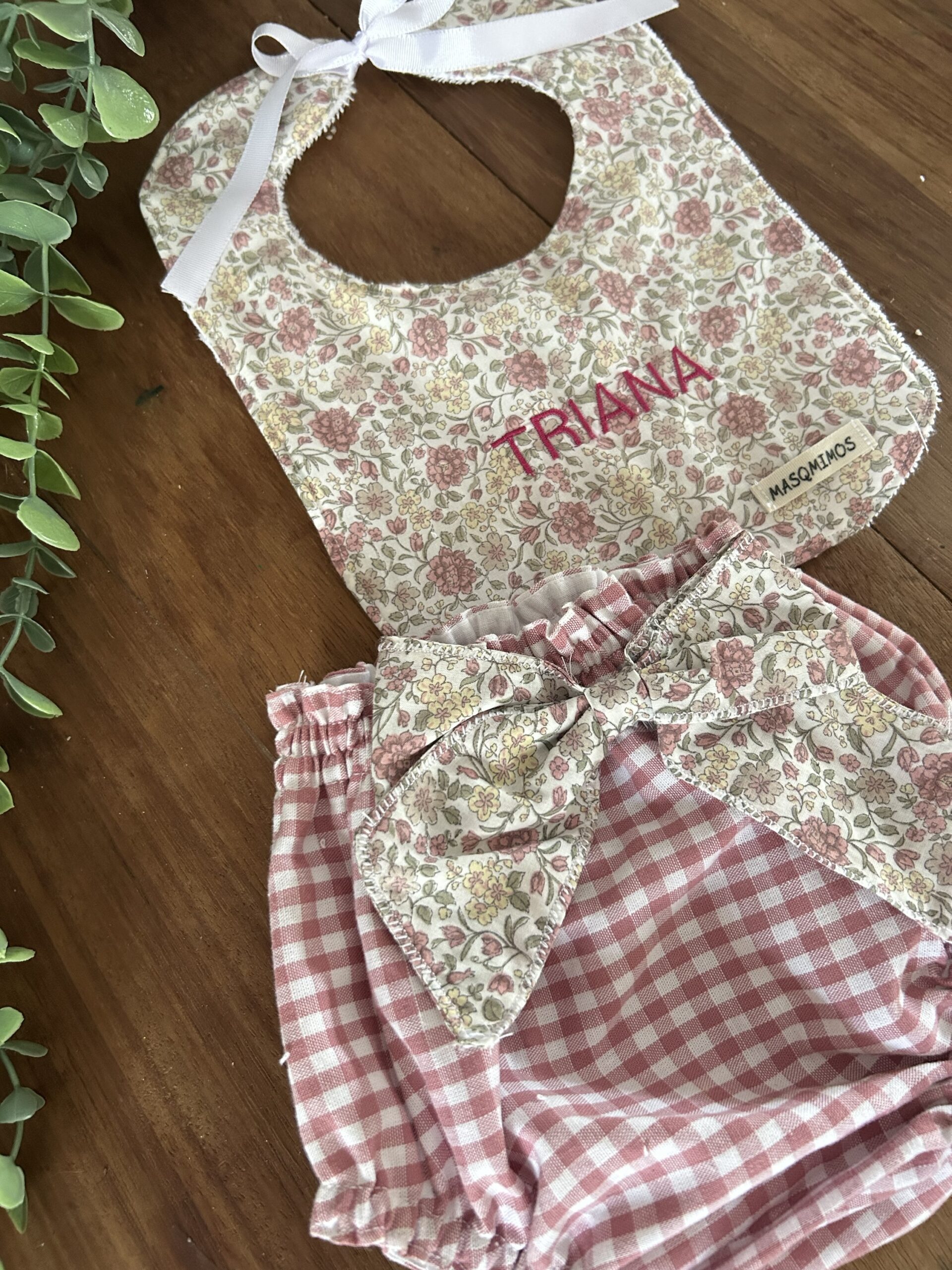 Conjunto Babero & Braguita cubre pañal Florear - Imagen 3