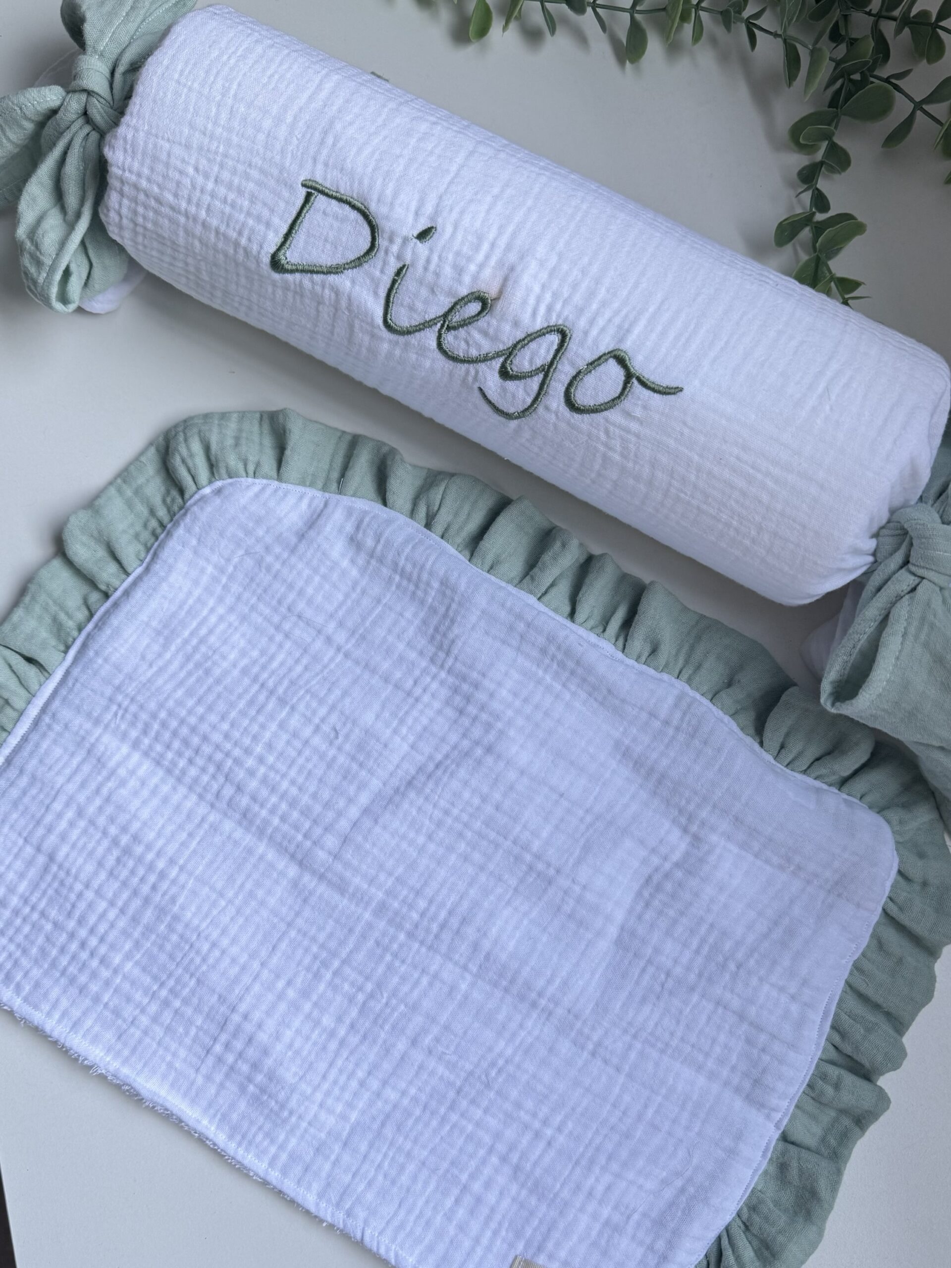 Cojín antivuelco y Salvababitas Blanco & Verde eucalipto